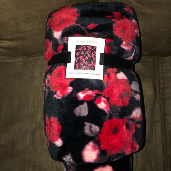 PINK Victoria's Secret Other - Victoria Secret PINK sherpa blanket